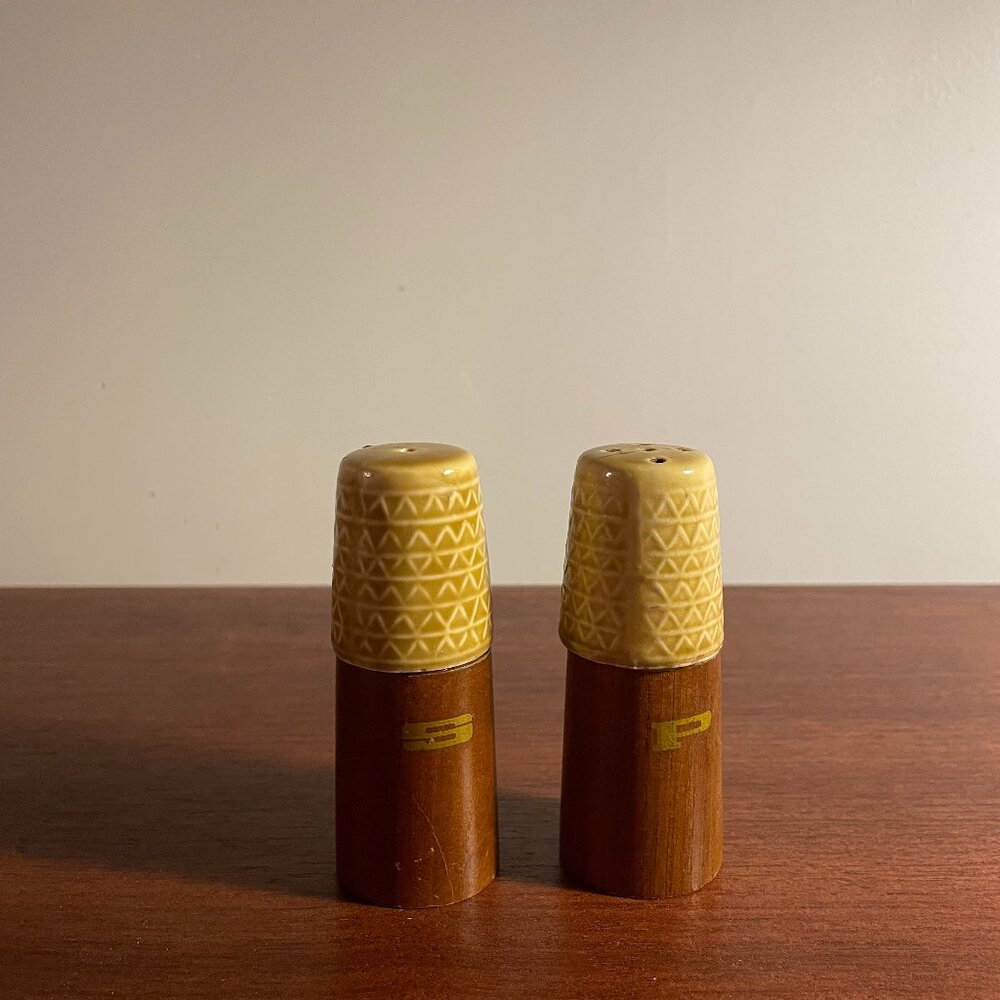 MCM Salt and Pepper ceramic and teak wood shakers/MCM set salière & poivrière